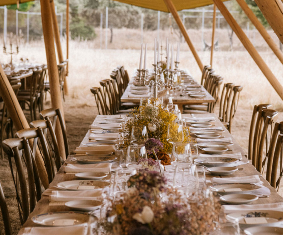Mesa preparada para comida en el campo