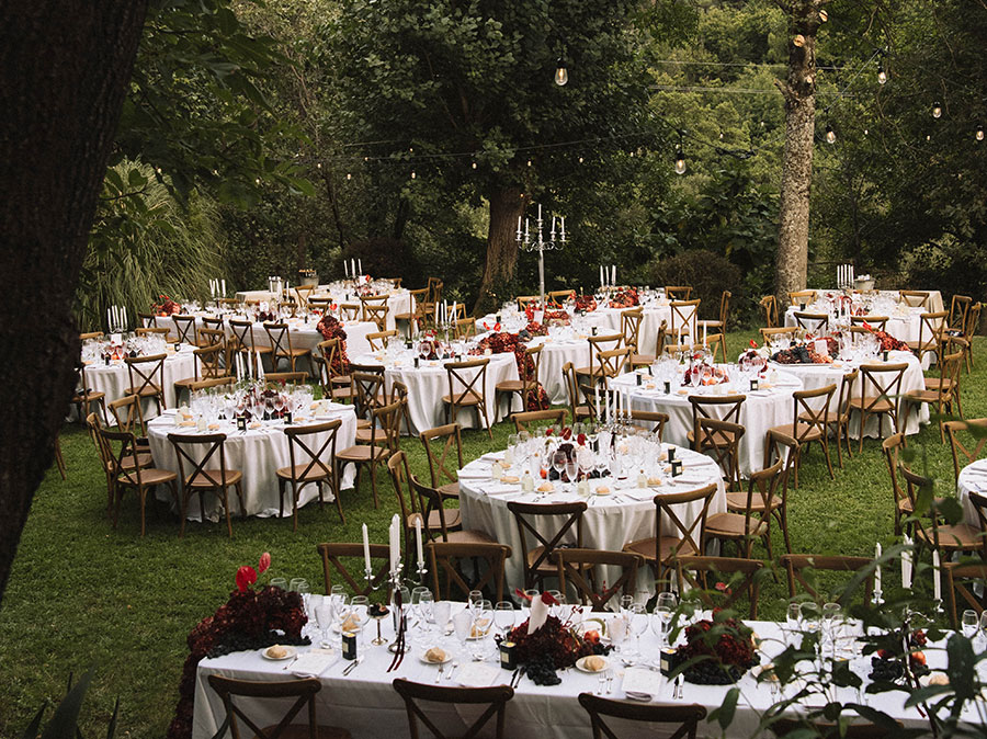 Mesas de cátering en un jardín
