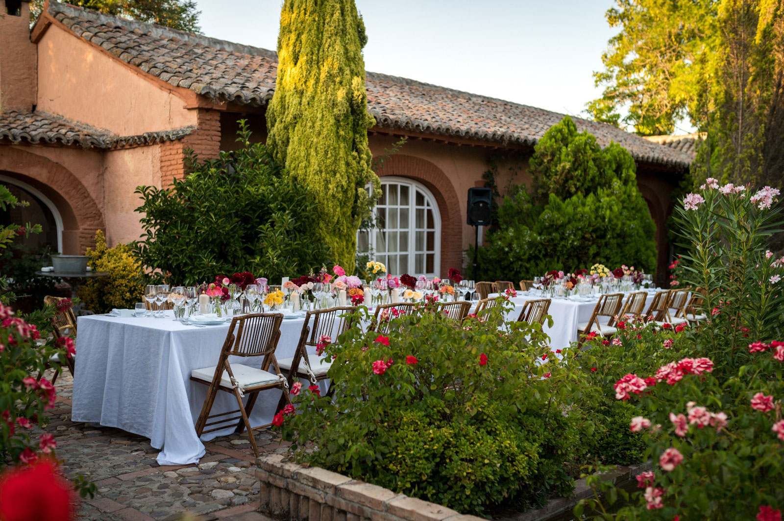 mesas para boda en jardín de hotel valdepalacios