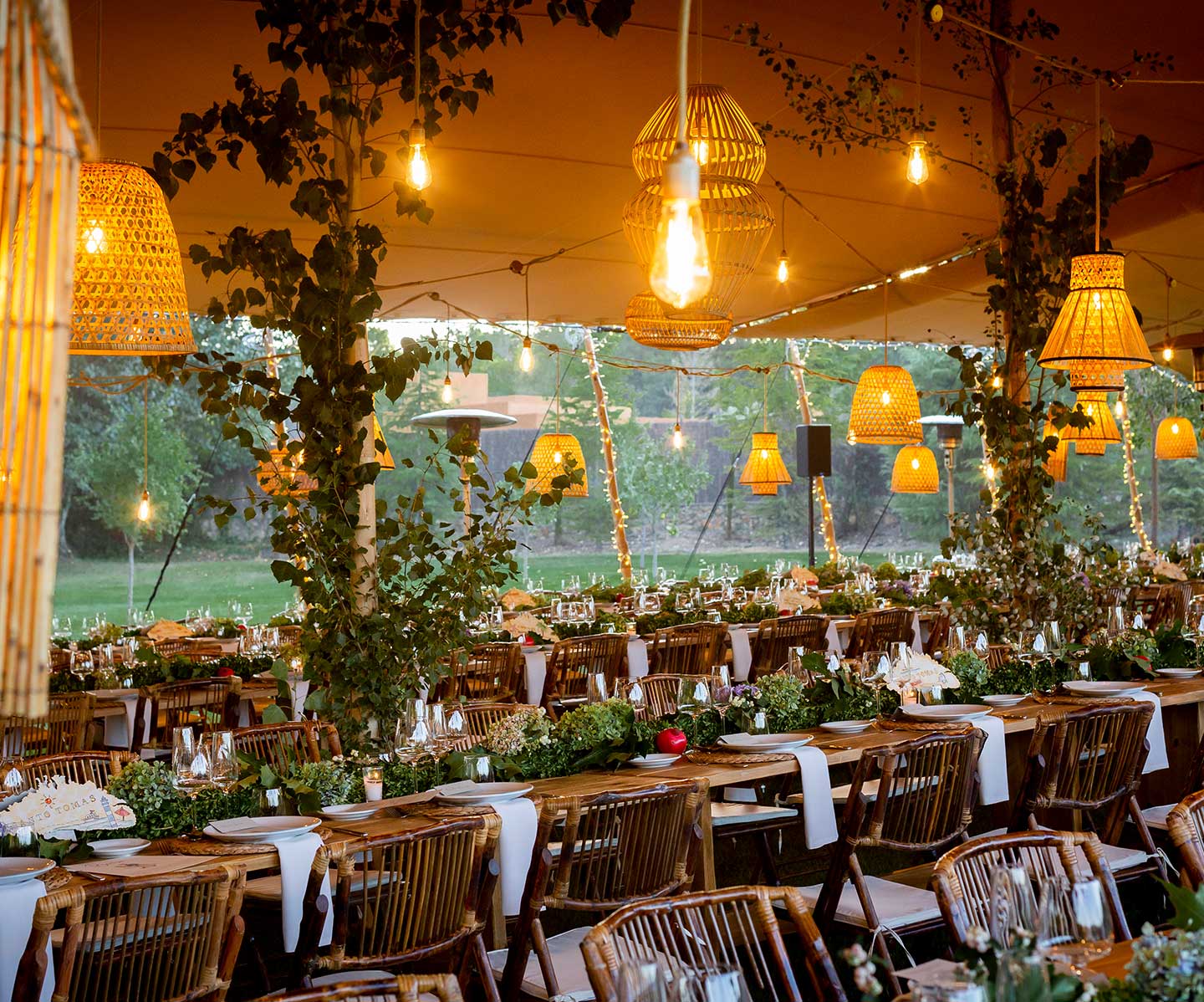 mesas para boda bajo carpa transparente