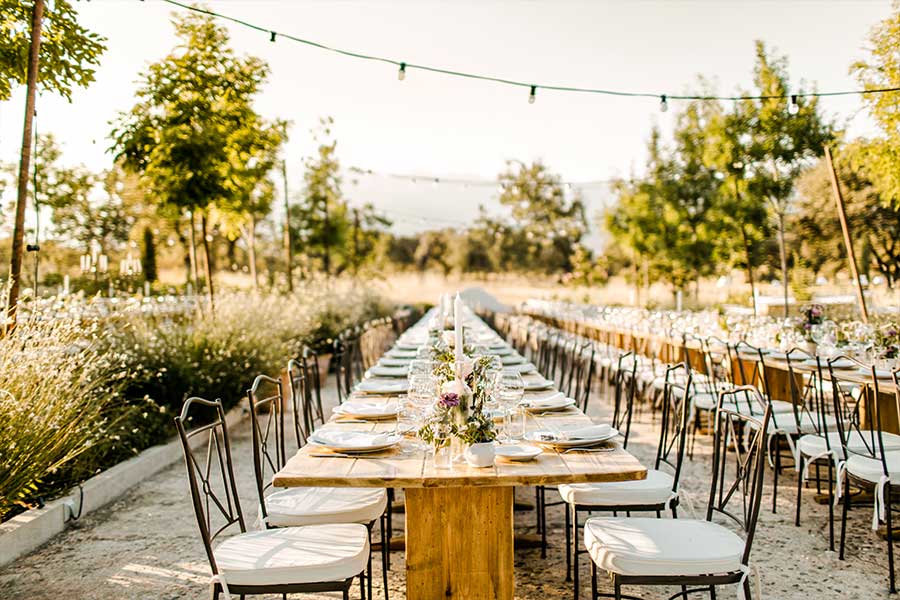 mesas para boda en jardín de casa tomillares