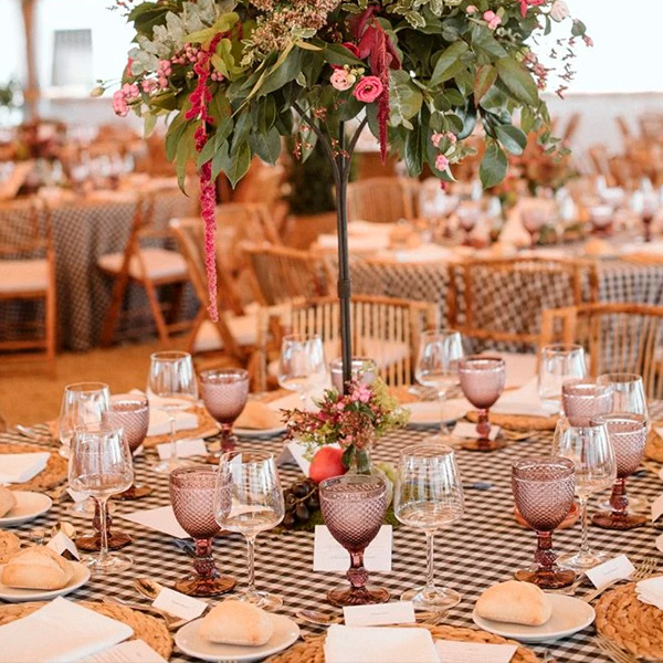 cat5 mesas puestas con manteles de cuadros