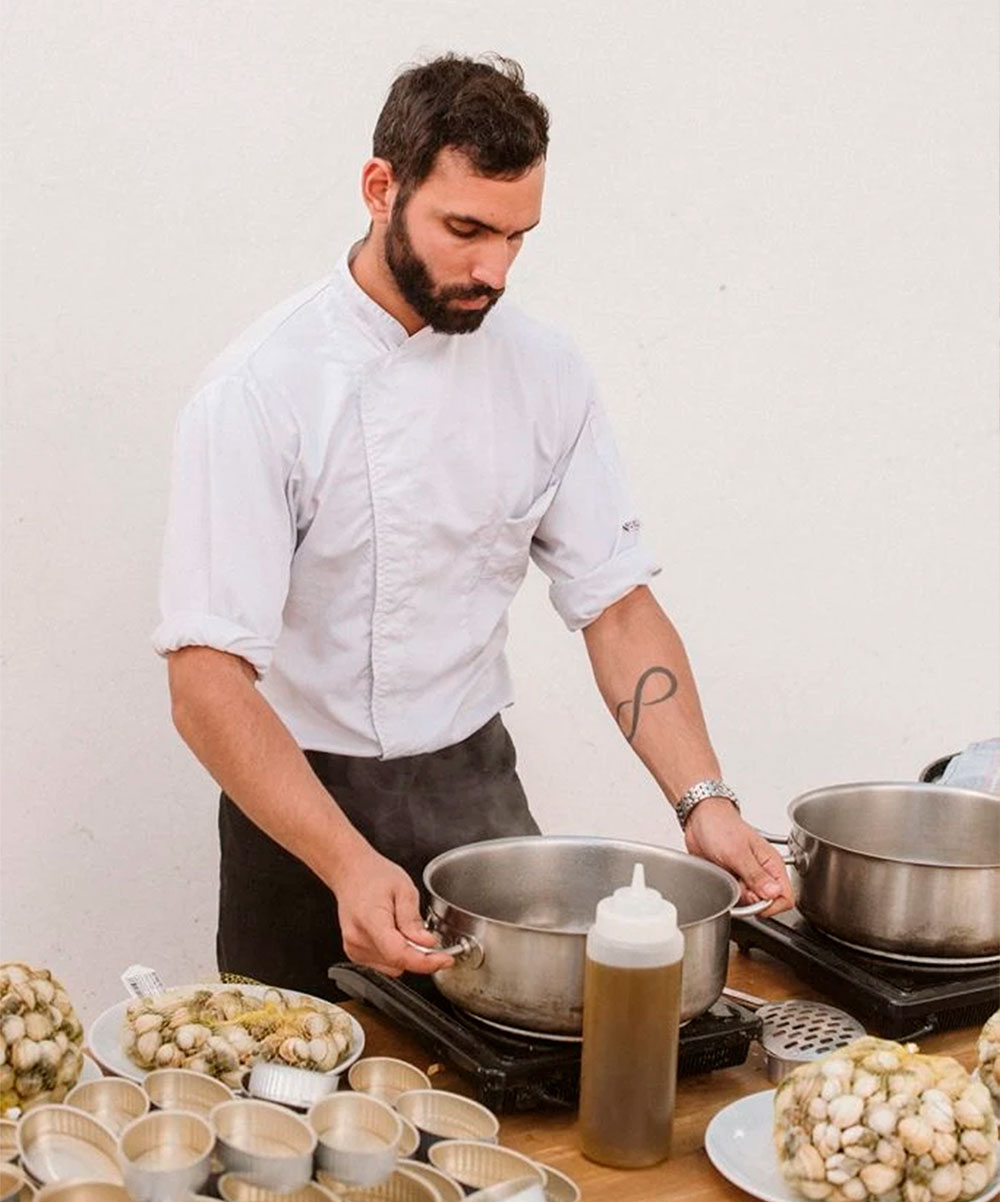 cocinando en un puesto de aperitivos