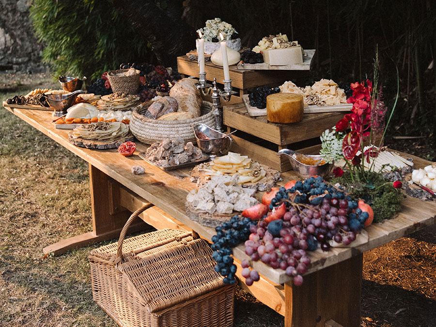 puesto de quesos en un jardín