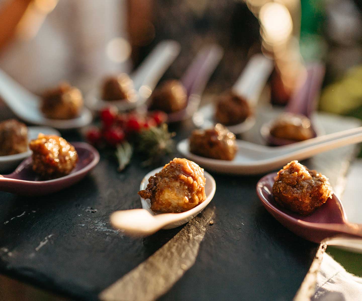 Bandeja con canapés en cucharas