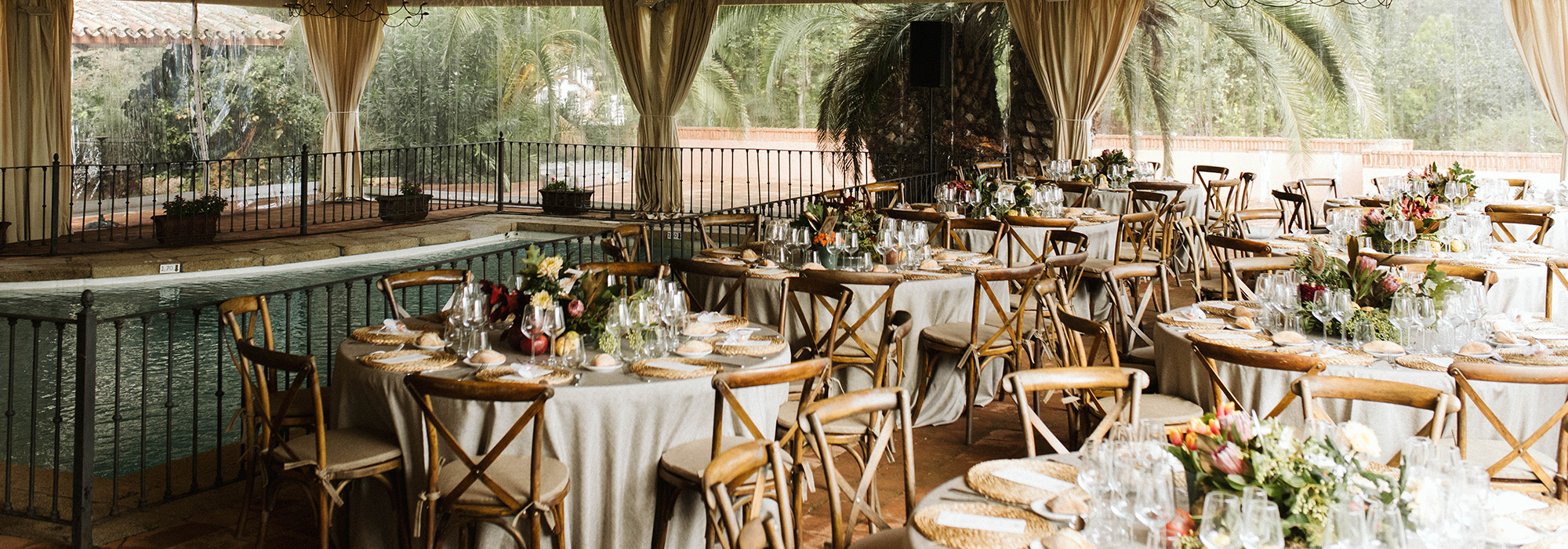 mesas e cátering montadas alrededor de una piscina