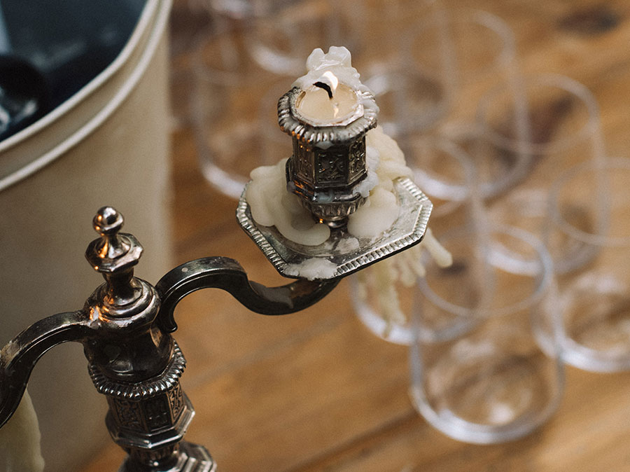 detalle de candelabro sobre mesa