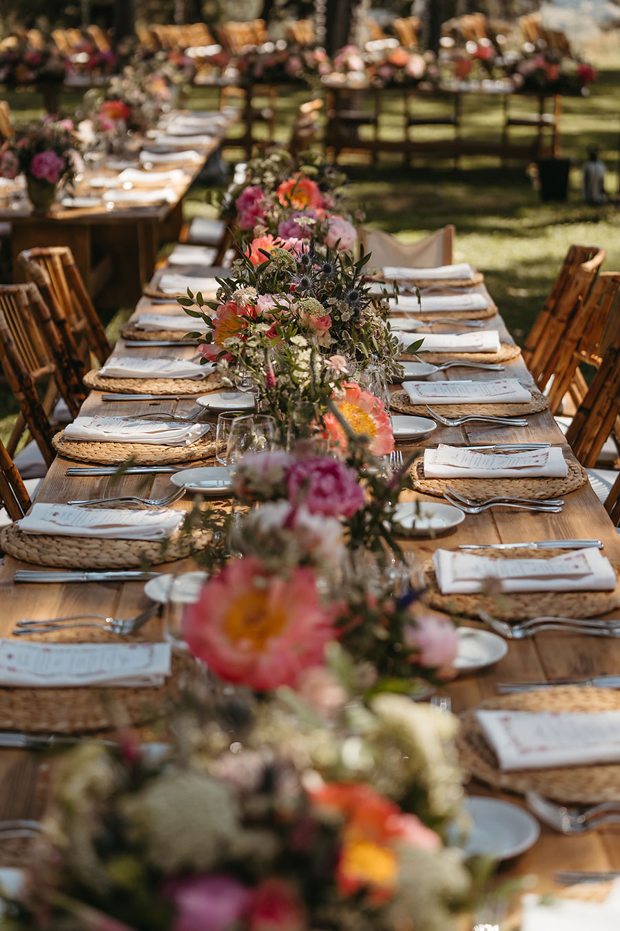 mesa rectangular puesta para invitados